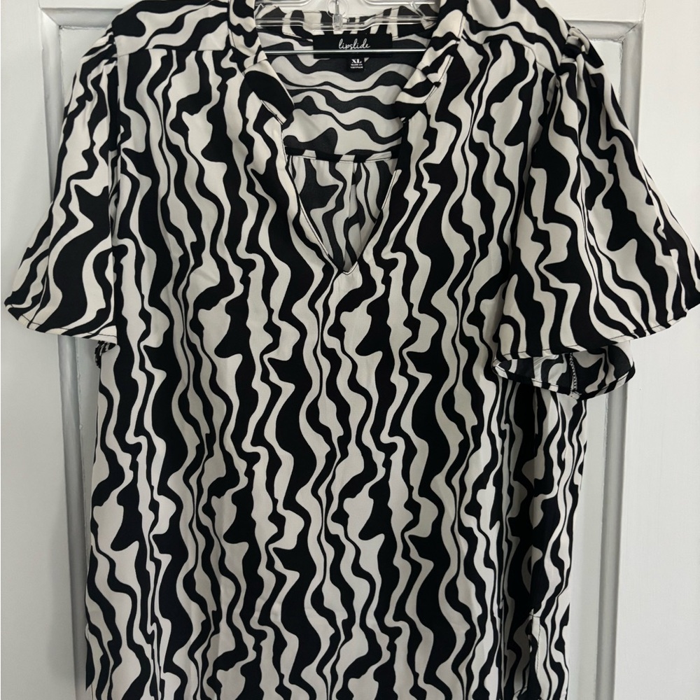 Trendy Black and White Patterned Top